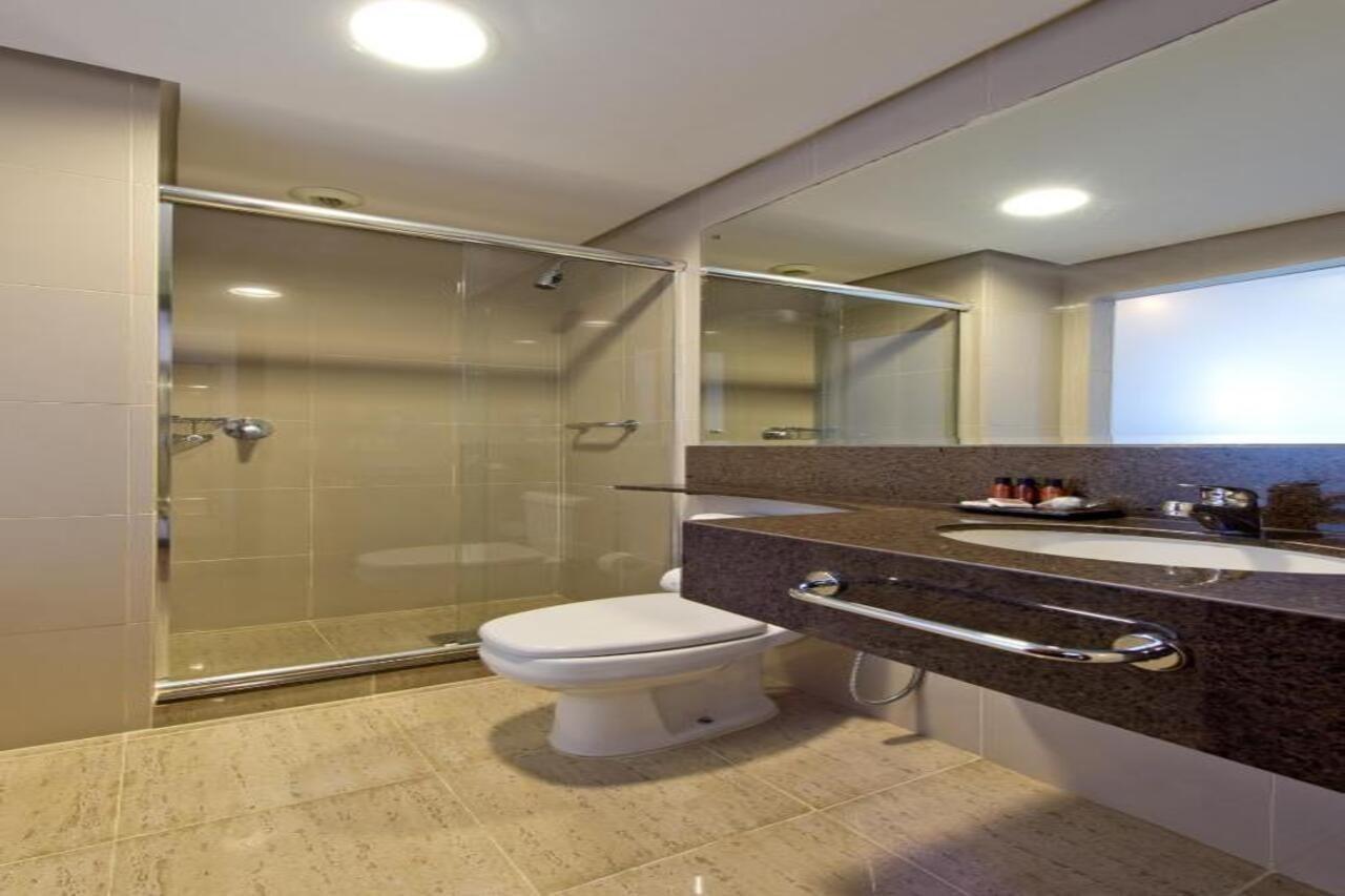 Majestic Palace Hotel ฟลอเรียนอโปลิส ภายนอก รูปภาพ A modern bathroom