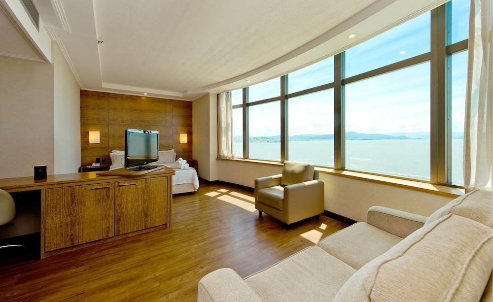 Majestic Palace Hotel ฟลอเรียนอโปลิส ภายนอก รูปภาพ A suite at the hotel