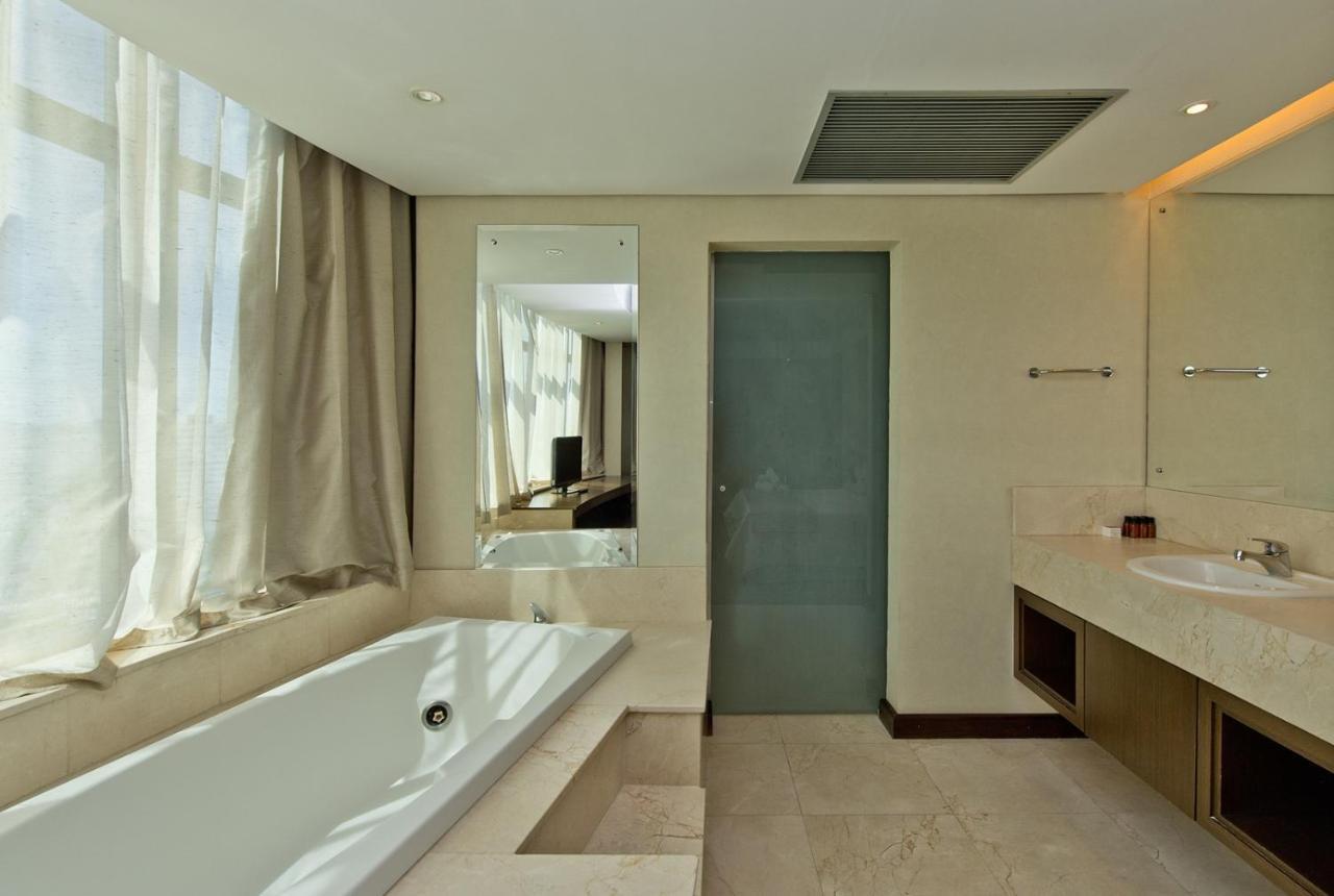 Majestic Palace Hotel ฟลอเรียนอโปลิส ภายนอก รูปภาพ A bathroom with a shower door