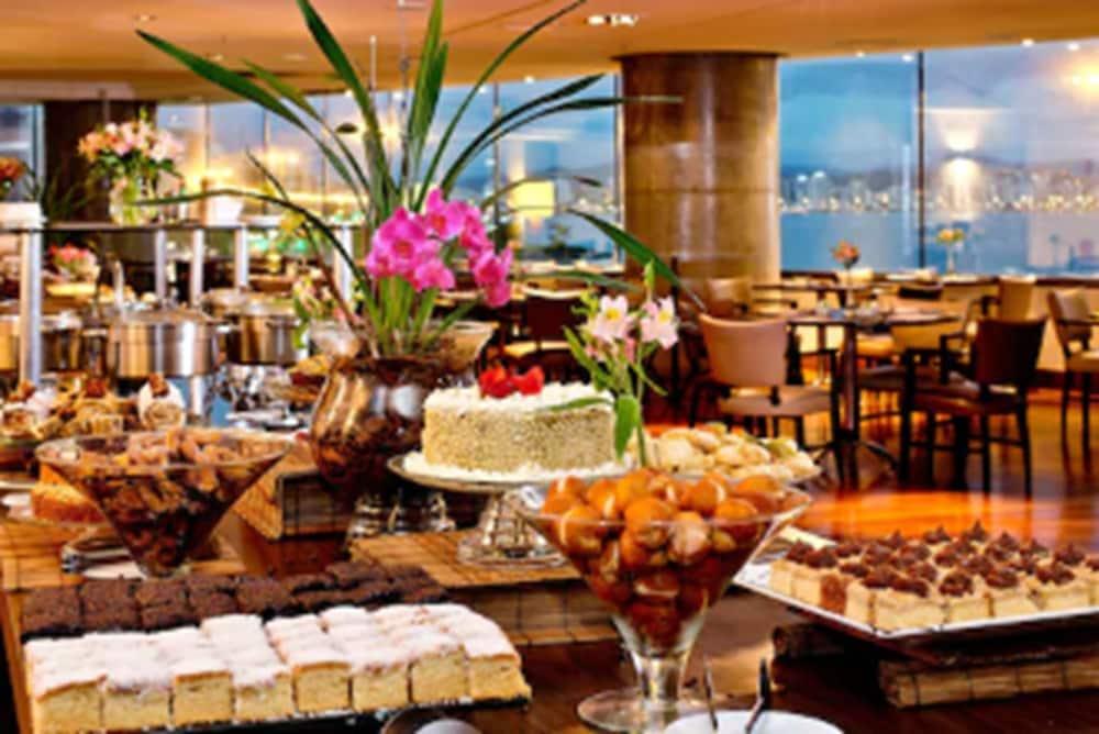 Majestic Palace Hotel ฟลอเรียนอโปลิส ภายนอก รูปภาพ A buffet at a hotel