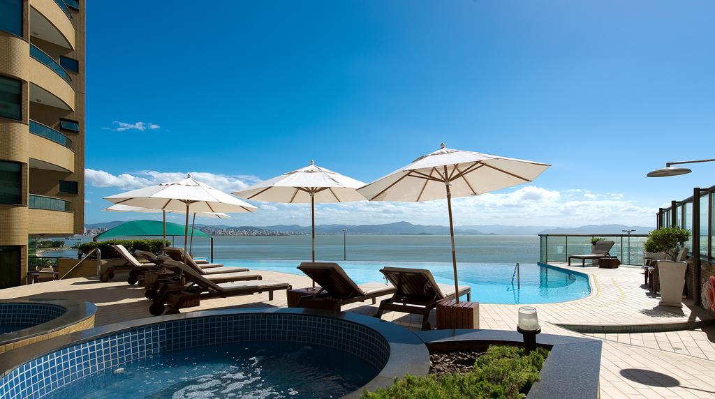 Majestic Palace Hotel ฟลอเรียนอโปลิส ภายนอก รูปภาพ The pool at the hotel