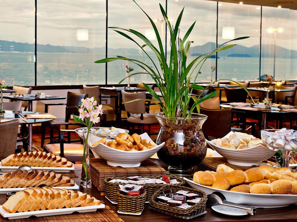 Majestic Palace Hotel ฟลอเรียนอโปลิส ภายนอก รูปภาพ A buffet at a hotel