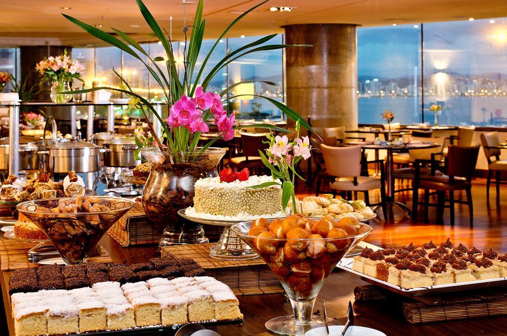 Majestic Palace Hotel ฟลอเรียนอโปลิส ภายนอก รูปภาพ A buffet at a hotel