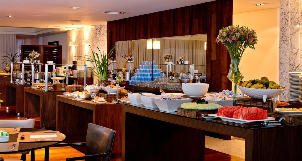 Majestic Palace Hotel ฟลอเรียนอโปลิส ภายนอก รูปภาพ A buffet at a hotel