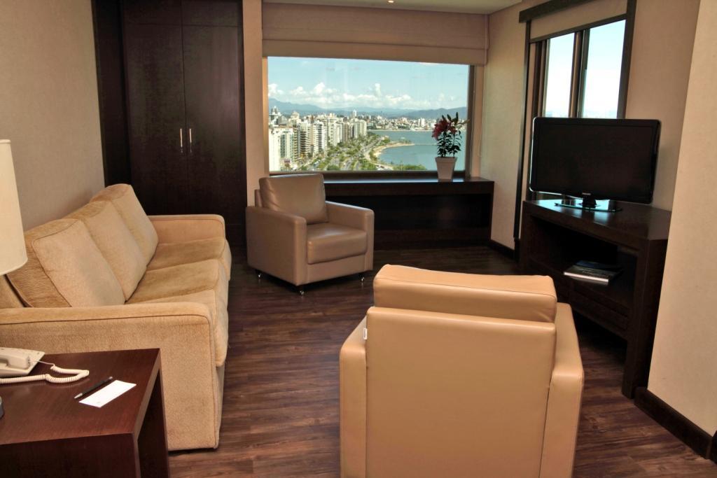 Majestic Palace Hotel ฟลอเรียนอโปลิส ภายนอก รูปภาพ Living room of a suite at the hotel