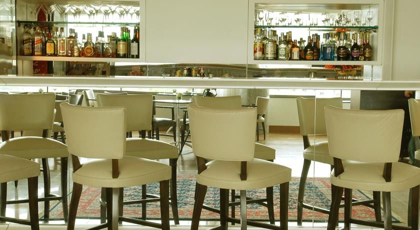 Majestic Palace Hotel ฟลอเรียนอโปลิส ภายนอก รูปภาพ The bar at the 2006 London Hilton on Park Street